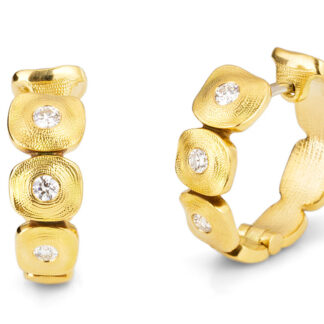 Šepkus E-232 “Dancing Squares” huggie-type hoop earrings